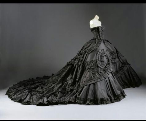 black Dior wedding gown...no words. Galliano Wedding Dress, Jhon Galliano, House Of Dior, Robes Glamour, Dior Haute Couture, Vintage Gowns, Costume Institute, Silk Taffeta, Gothic Wedding