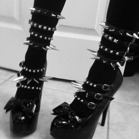 Mode Emo, Ben Hur, Goth Shoes, Gothic Shoes, New Rock, Goth Outfits, Crazy Shoes, Dark Fashion, Pastel Goth