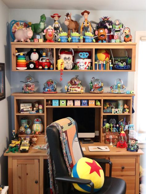 Pixar Room, Pixar Offices, Disney At Home, Disney Themed Rooms, Casa Disney, Deco Disney, Nerd Room, Disney Room Decor, Disney Bedrooms