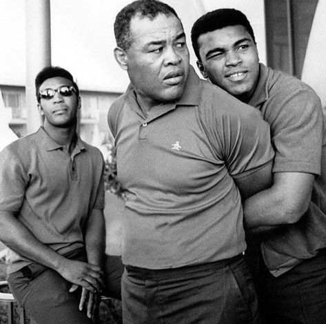 Muhammad Ali playing around with Joe Louis, Jimmy Ellis in the background. Ali Islam, Parliament Funkadelic, The Greatest Of All Time, Heavyweight Boxing, Joe Louis, Boxing History, Greatest Of All Time, Mohammed Ali, 80s Nostalgia