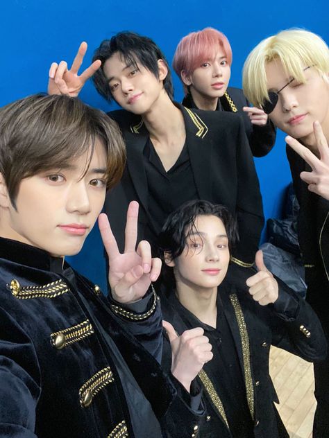 Txt Selfie, Txt Group, Txt Official, Txt Ot5, Eye Patch, Pop Bands, Together Forever, Twitter Update, Group Photos