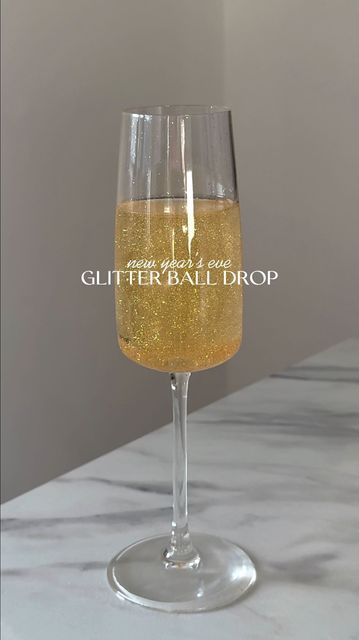 𝓛𝓲𝓿 ✨ on Instagram: "new years eve idea: make cotton candy glitter bombs (with edible glitter of course) ✨🥂 #newyear #newyearseve #happynewyear #balldrop #glitterbomb #edibleglitter #champagne #moet #prosecco #newyearsparty #cocktail #cocktails #cocktailrecipes #nye #nyeparty #silvester #newyearseveparty #partyideas #nyeoutfit #newyearsnails #newyearparty #happynewyear2024 #french75" New Years Shots Ideas, New Years Eve Bachelorette Party, New Years Eve Disco Party, New Year’s Eve Birthday, Gold Alcoholic Drinks, New Year’s Eve Party, Nye Wedding Ideas, New Years Eve Party Food, New Years Party Ideas