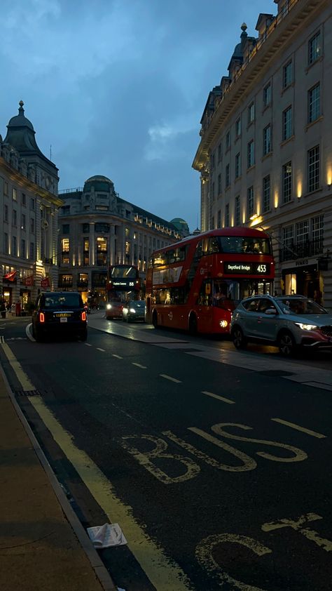 #london #londonlife #londonstyle #londonaesthetic #piccadilly #night #aesthetic #londoncity #england #city #citylights #londonlifestyle Nature House, England Aesthetic, Aesthetic London, London Vibes, London Dreams, 2024 Mood, London Aesthetic, London Night, Living In London