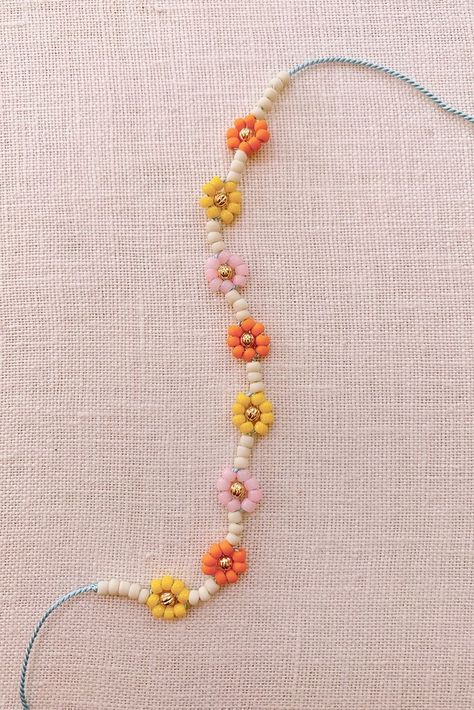 DIY Beaded Daisy Chain Bracelet - Honestly WTF How To Beaded Flower Bracelet, Small Bead Bracelet Tutorial, How To Make Seed Bead Flower Bracelets, Diy Daisy Chain Bracelet, Seed Bead Bracelets Daisy, Seed Bead Bracelets Tutorials Videos, Beaded Daisy Tutorial, Seed Bracelet Ideas, Bead Color Combos