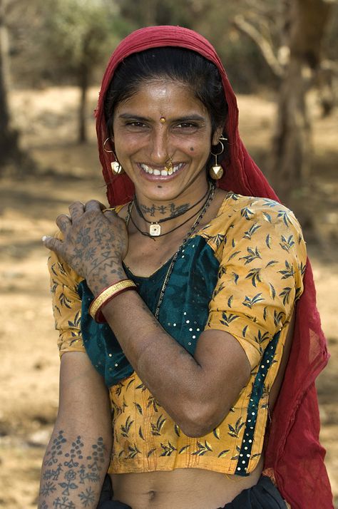 Tony Camacho - Maldhari woman. Gujurat state, India. Jaisalmer, Ethnic Tattoo, Aquarius Tattoo, Indian Tattoo, Travel Company, Urban Dresses, Native People, South Asian, People Of The World
