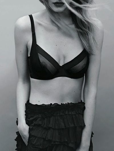 Welche Dessous passen perfekt zu dir? Mach den Test auf: http://www.gofeminin.de/styling-tipps/welche-dessous-passen-zu-mir-test-s1457481.html Ellie Saab, Black Lingerie, Lingerie Inspiration, Designer Lingerie, Mode Inspo, Black Bra, Beautiful Lingerie, Black Skirt, Lace Bra