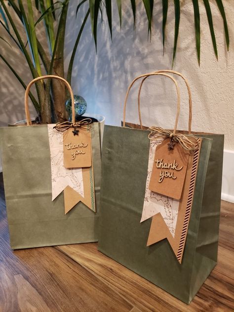 Gift Bags With Ribbon, Brown Bag Gift Wrap, Gift Wrapping Paper Bag, Paperbag Gift Bags Ideas, Hamper Bag Ideas, Kraft Gift Bags Ideas, Kraft Bag Christmas Packaging Ideas, Thank You Swag Bag Ideas, Cute Gift Bag Ideas For Christmas