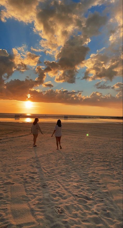 Mar Del Plata, Best Friends Sunset Pictures, Watching Sunset With Friends, Vision Board Photos Pictures Friends, Beach Sunset Friends, Beach Sunset With Friends, Watching Sunset On Beach, Watching The Sunset Aesthetic, Sunrise Watching
