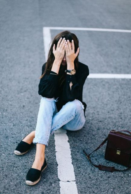 Casual look with espadrilles, black blouse and jeans Hipster Outfits, Ripped Knee Jeans Outfit, Black Espadrilles Outfit, Flat Espadrilles Outfit, Espadrilles Outfits, Espadrilles Outfit, Ripped Knee Jeans, Foto Top, Pullover Outfit