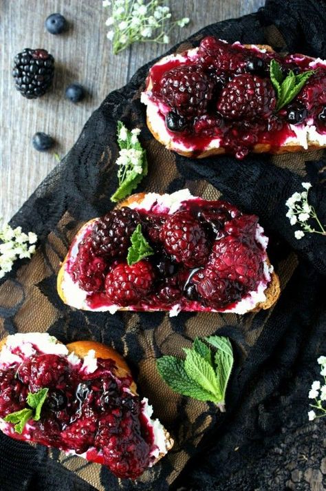 Cold Breakfast Ideas: 18 No-Cook Breakfast Recipes That Taste Amazing Goat Cheese, Naan, Blackberry Goat Cheese, Goat Cheese Recipes, Cheese Toast, Idee Pasto Sano, Toast Recipes, Cheese Recipes, Appetizer Snacks