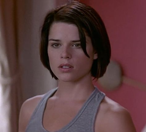 neve campbell as sidney prescott in scream 2 Scream 2 Sidney Prescott, Neve Campbell 90s Scream, Sydney Prescott Hair, Scream 2 Sidney, Sidney Prescott Haircut, Sidney Prescott Short Hair, Sidney Prescott Hair, Neve Campbell Short Hair, Neve Campbell Hair