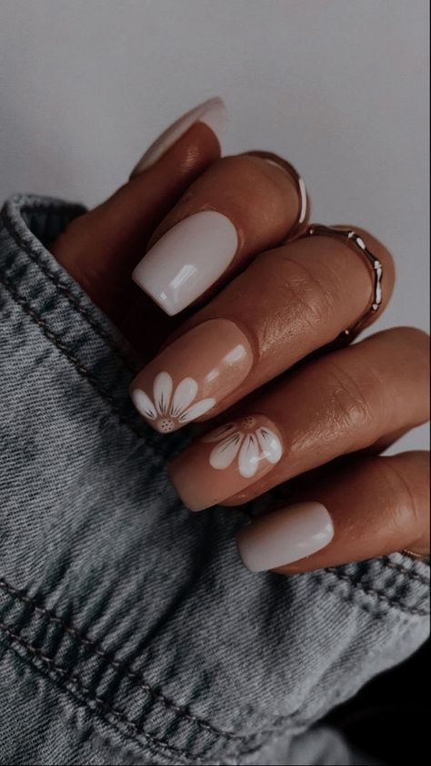 nails aesthetic Short Square Nails With Initial, Cute Small Nail Ideas, Nice Nails Design, Nails For Moms Ideas, Nails For Grandmothers, Square Nails Inspo Aesthetic, Minimalist Nail Inspo Short, Neutral Nails With Design Square, Neutral French Tip Nails Square