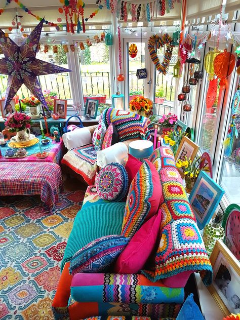 Boho Decor Small Spaces, Upcycled Boho Decor, Soho House Interiors Living Rooms, Colorful Crochet Projects, Hippie House Aesthetic, Hippie Decorations, Colourful Rooms, Colourful House, Colourful Homes