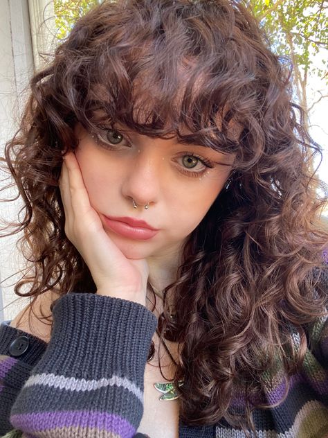 curly wolfcut | fairy grunge | fairy core Coupe, Girls With Wolfcut, Layering Curly Hair, Fairy Grunge Hair, Curly Wolfcut, Grunge Fairy Core, White Eyeliner Makeup, Curly Haircut, Frizzy Curly Hair