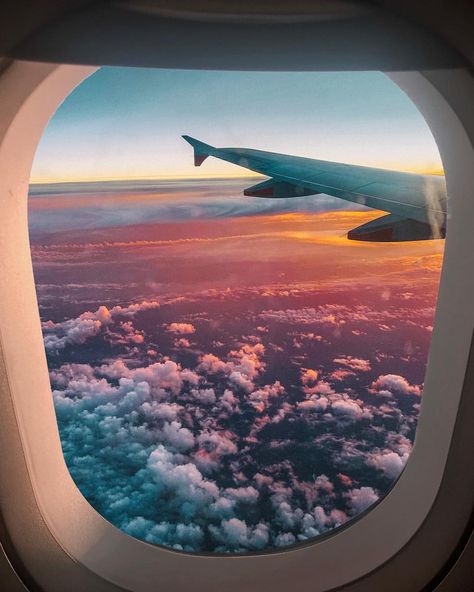 When you look out the window and this is your view.... 😍 how crazy! And would you believe I snapped this on an iPhone?! 📱 #windowseat Plane Aesthetic, Fotografi Urban, Airplane Photography, Animale Rare, Travel Wallpaper, Looking Out The Window, Sunset Pictures, Sky Aesthetic, Aesthetic Backgrounds