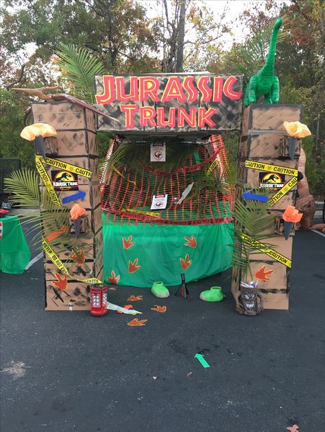 Jurassic Park trunk or treat Trunk Or Treat Jeep, Trunk Or Treat Halloween, Trunker Treat Ideas, Halloween Craft Treats, Halloween Car Decorations, Diy Halloween Shirts, Jurassic Park Party, Trunk Or Treat Ideas, Jurassic Park Birthday