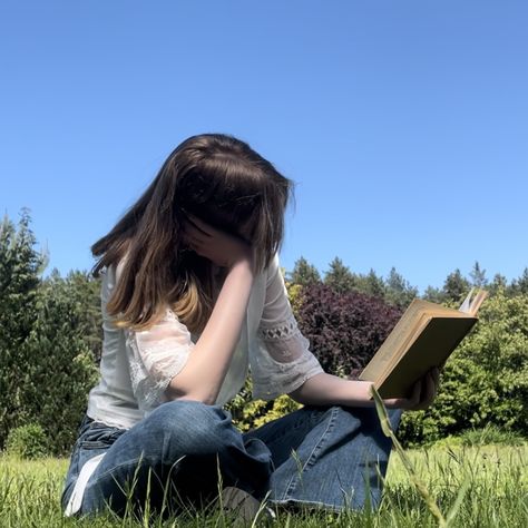 Frazzled English Woman Aesthetic, Nostalgia Aesthetic, Aesthetic Vibe, 사진 촬영 포즈, Peaceful Life, Books Reading, Trik Fotografi, Light Academia, Dream Lifestyle