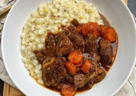 South African Meals Dinners, South African Sunday Lunch Recipes, South African Beef Stew Recipes, Creamy Samp And Beef Stew, African Cuisine Recipes South Africa, Keto African Recipes, Sunday Meal Ideas South Africa, South African Sunday Lunch Ideas, South African Samp Recipes