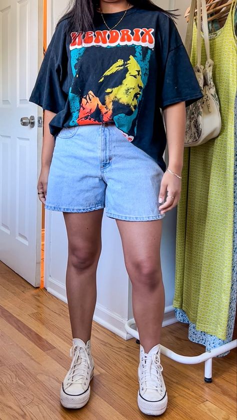 Mom Jorts Outfit, Vintage Market Outfit Ideas, Summer Coffee Outfit Casual, Staycation Outfits Summer, Early Spring Dinner Outfits, Mom Shorts Outfit Midsize, Plus Size Shortalls Outfit, Colorful Retro Aesthetic Outfits, Leggings Tee Shirt Outfits