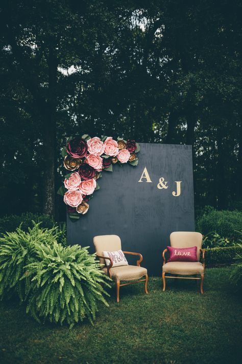 decorative floral wall| Image by  Amber Phinisee Rustic Wedding Decorations, Wedding Cake Designs, Bilik Perempuan, Hiasan Perkahwinan, Different Wedding Ideas, Majlis Perkahwinan, Wedding Themes Summer, Paper Flowers Wedding, Garden Party Wedding