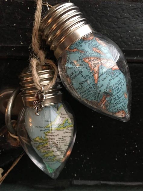 Natal, Travel Christmas Ornaments Diy, World Ornaments Diy, Travel Inspired Christmas Tree, Map Christmas Ornaments Diy, Bank Themed Christmas Tree, Diy Map Ornaments, Travel Ornaments Diy, Travel Themed Christmas Tree Ideas