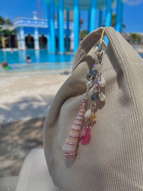 She sells sea shells charm on sale available now!!! Sea Shell Keychain Diy, Shell Phone Charm, Sea Shell Keychain, Diy Beach Jewelry, Phone Charm Aesthetic, Seashell Keychain, Shell Keychain, Seashell Jewelry Diy, Sea Shell Art