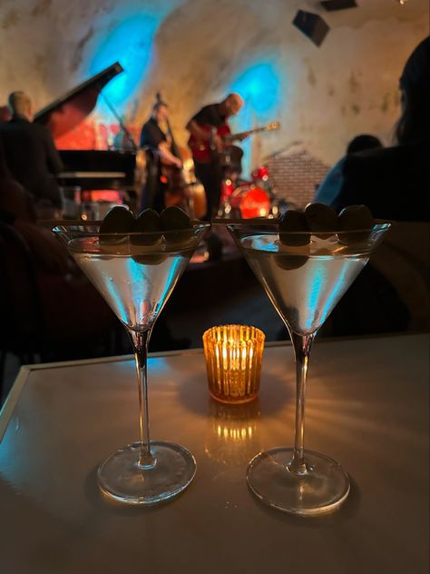 Pic Inspo Instagram, Ya Like Jazz?, Jazz Bar, Nyc Bars, Clubbing Aesthetic, Inspo Instagram, Dirty Martini, Jazz Club, Pretty Drinks