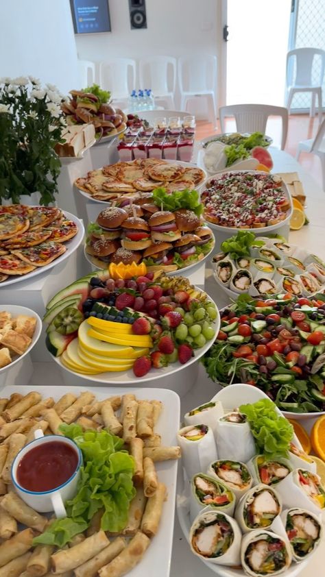 Home Buffet Set Up Ideas, Food Set Up For Party, Lunch Catering Ideas, Food Catering Ideas Buffet Tables, Sommer Mad, Catering Food Displays, Catering Ideas Food, Lunch Buffet, Party Food Buffet
