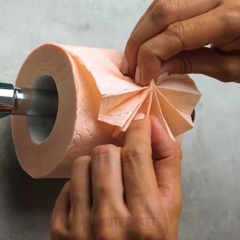 5-Minute Crafts on Instagram: “Stunning origami from toilet paper. 😲 #5minutecrafts #video #toiletpaper #origami #diy #crafts Follow us on Twitter!…” Paper Folding Designs, Toilet Paper Origami, Fancy Napkin Folding, Towel Origami, Paper Towel Crafts, Folded Paper Towels, Toilet Paper Art, Toilet Paper Roll Art, Paper Quilling For Beginners