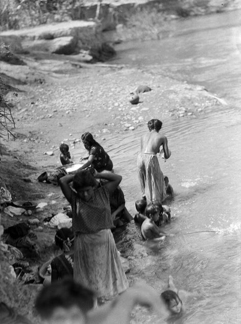 35316 Tina Modotti: leyendo la leyenda Mexico People, Rural Photography, Tina Modotti, Mexico History, Famous Pictures, Photo Stands, Poster Size Prints, Foto Vintage, Mexican Culture