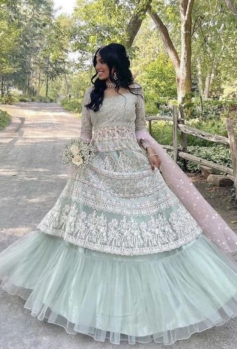 Bangladesh Wedding Dress, Pakistani Wedding Traditions, South Asian Clothes Aesthetic, Aesthetic Indian Wedding Dress, Indian Trending Outfits, Pretty Lehengas Aesthetic, Hijab Lehenga, Minimalistic Lehenga, Desi Wedding Dresses Bridesmaid Outfits