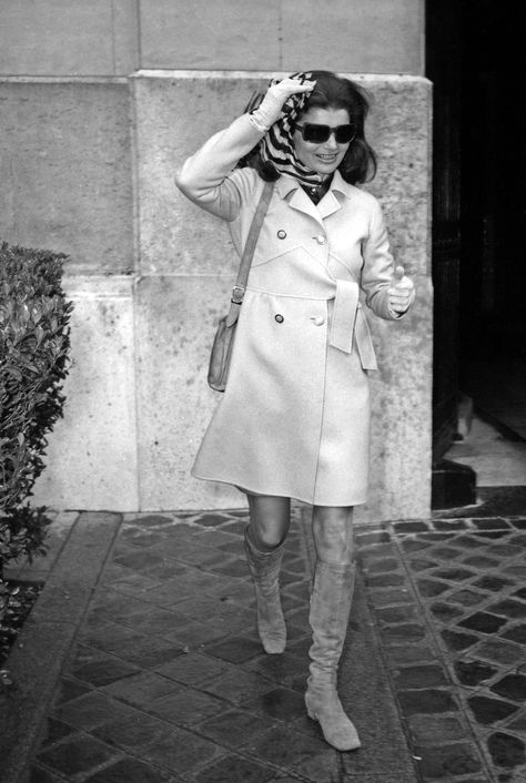 Gucci Bags, Jackie O Style, Jackie Onassis, Elsa Peretti, Jackie O, Outfit Look, Black Turtleneck, Looks Chic, Casual Black