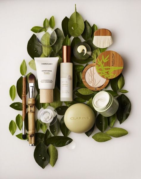 Use with Green eARTh. Or use of plant matter like this with the natural C items. — Designspiration Beauty Fotografie, Cosmetics Photography, Cosmetic Design, Beauty Products Photography, Prop Styling, Flat Lay Photography, Makeup Photography, Cosmetic Packaging, Foto Inspiration