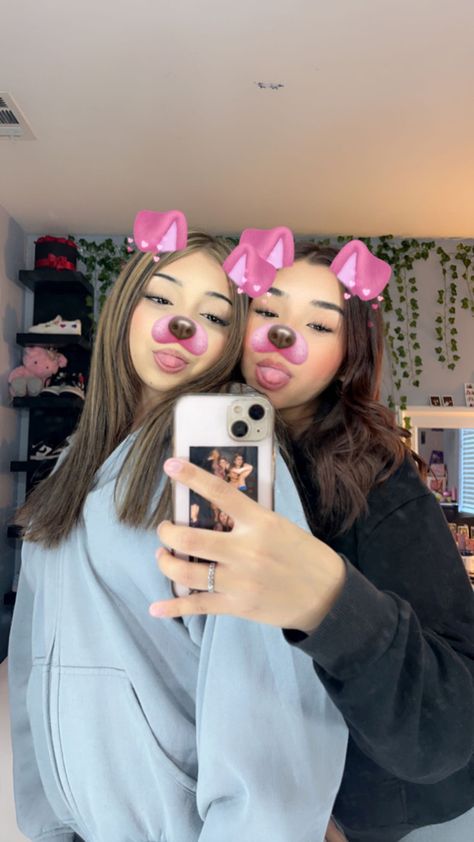 Pretty Selfies Snapchat Filters, Recreate Pics With Friends, Best Friend Photo Ideas At Home, 0.5 Aesthetic, Pics Ideas With Bestie, Snapchat Dog Filter Selfie, Bsf Pics No Face, Cute Pictures To Take With Your Bestie, Bsf Pic Ideas
