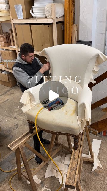 Canapés, Ottoman Upholstery Diy, Armchair Restoration, Covering Chairs, Antique Armchair, Diy Furniture Upholstery, Antique Furniture Restoration, Antique Armchairs, Upholstery Armchair