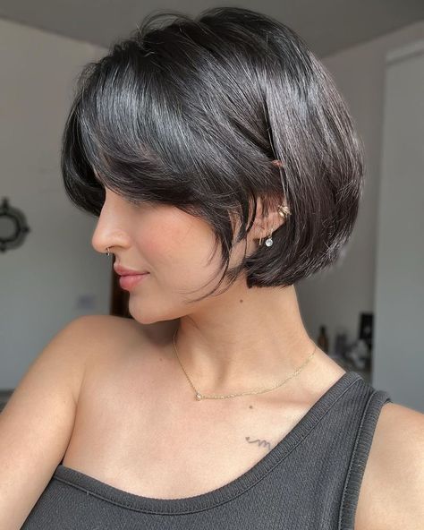 Hair Cuts 2024 Trends Short, 90s Short Bob Haircut, 90s Bob Round Face, Short Choppy Haircuts For Fine Hair, Black Hair Bob Haircut, 90s Short Haircut, French Bob Haircut Round Face, Short Hair Styles Bob, Womens Short Hairstyles