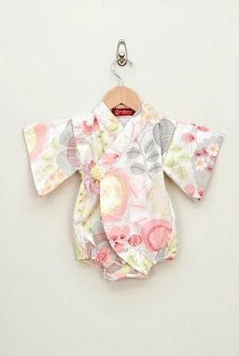 Tiny kimono! Couture, Baby Sewing, Kimono Onesie, Baby Kimono, Diy Vetement, Online Kids Clothes, Baby Style