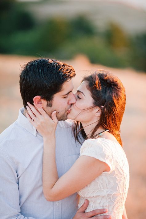 Romantic Photos Aesthetic, Image Couple, Kiss Pictures, Kiss Photo, Cute Couples Hugging, Love Couple Photo, Photo Pose For Man, Couples Images, Cute Couples Kissing