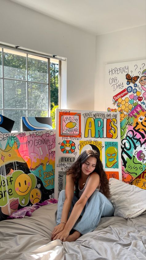 Girl sitting cross cross on bed surrounded my self made vibrant paintings Kawaii, Digital Artist Photoshoot, Painters Photoshoot, Artist Photoshoot Ideas Art, Painting Photoshoot Ideas, Artist Photoshoot Ideas, Room Photoshoot Ideas, Painter Photoshoot, Painting Photoshoot