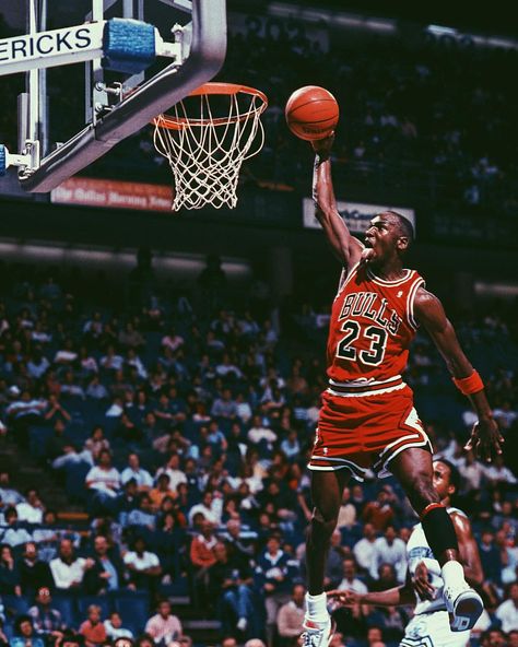 Michael Jordan Dunking, Jordan Tattoo, Jordan Pictures, Popular Basketball Shoes, Michael Jordan Quotes, Michael Jordan Art, Famous African Americans, Michael Jordan Pictures, Jeffrey Jordan