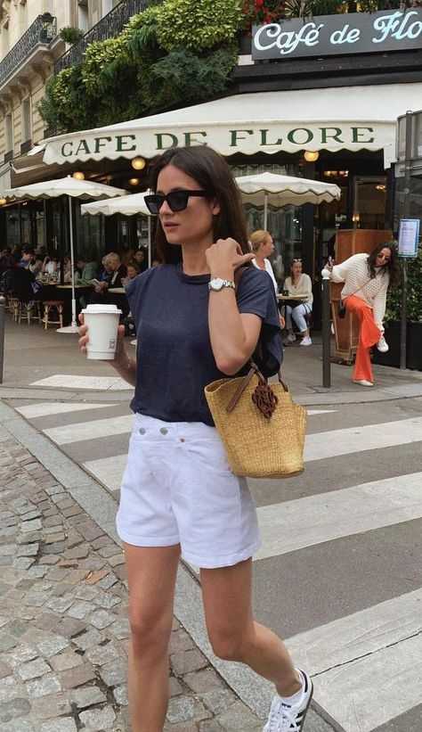 leasy_inparis Paris Shorts Outfit, Summer Outfits Minimalist Chic, Parisian Chic Style Summer Casual, Europe Summer Outfits Shorts, Casual Quiet Luxury, French Market Outfit, Parisian Shorts Outfit, Summer French Style Parisian Chic, European Mom Aesthetic