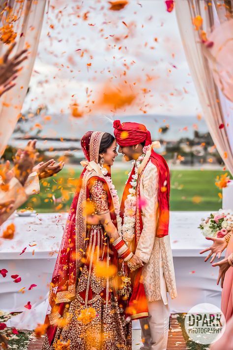 Hindu Wedding Photos, विवाह की दुल्हन, Indian Wedding Pictures, Bride Groom Photoshoot, Bride Groom Poses, Pengantin India, Indian Wedding Poses, Groom Photoshoot, Couple Moments