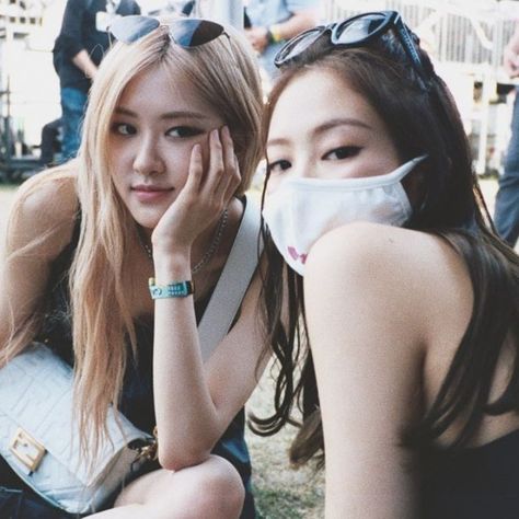 Rosé Coachella, Blackpink Concert, Friendship Photoshoot, Rosé And Jennie, Someone Like You, Jennie And Rosé, Kim Jisoo, Blackpink Fashion, Blackpink Rose