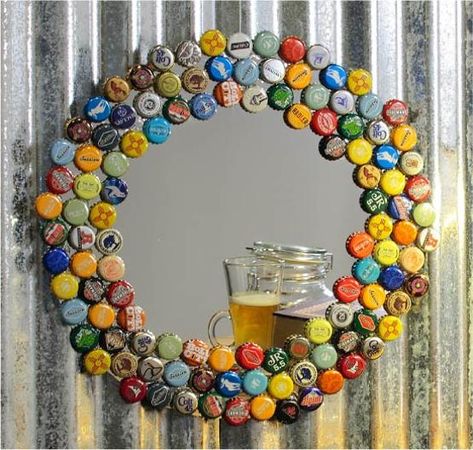 Original Design Ideas to Recycle Metal Caps for Home Decorating Creative Diy Furniture, Craft Shows Best Sellers, Quirky Diy Decor, Easy Diy Ideas For The Home, Diy Beer Bottle Cap Crafts, Cool Diy Room Decor, Beer Cap Projects, Dorm Crafts, Beer Bottle Diy