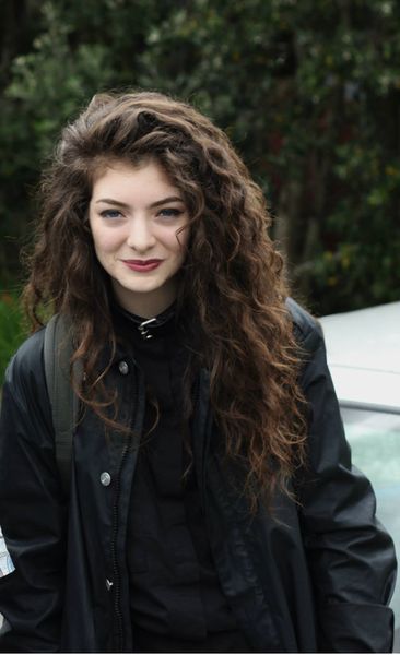 Love Lordes hair too much Lorde, Long Curly Hair, Lorde Hair, 2014 Hair Trends, Curly Girl Hairstyles, Permed Hairstyles, Popular Hairstyles, Winter Hairstyles, Clip In Hair Extensions
