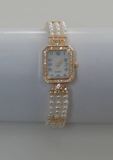 Pearl Jewelry Styling, Pearl Watches Women, Classy Jewelry Gold, Watch Aesthetic, Pearl Watch, Fashion Purses, Inexpensive Jewelry, Pearls Jewelry, Ladies Accessories