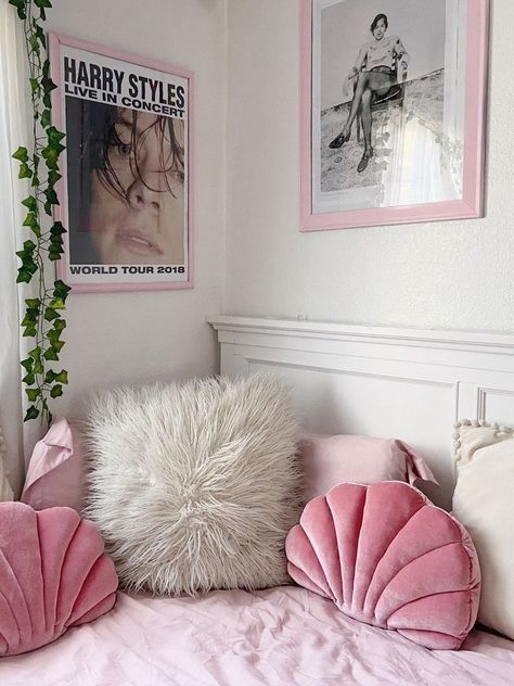 the pink frames with the pink pillows *chefs kiss* Light Pink Bedroom Aesthetic, Pink And White Dorm Room, Pink Dorm Room Aesthetic, Bedroom Pink, Bedroom Light, Pastel Room, Decor Shabby Chic, Grey Room, Preppy Room
