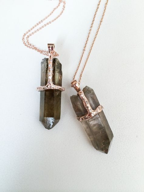 Sirciam Jewelry, Gem Store, Beach Jewelry Boho, Crystal Point Necklace, Crystals Healing Properties, Jewelry Photoshoot, Crystal Design, Gemstone Necklace Pendant, Raw Gemstones