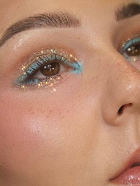 light blue eyeliner with gold glitter eye makeup Makeup Looks Colourful Eyeshadows, Cool Summer Eye Makeup, Star Over Eye Makeup, Stary Eye Makeup, Light Blue And Gold Makeup Looks, Cool Concert Makeup, Subtle Teal Eye Makeup, Trendy Makeup Looks 2023 Natural, Boho Prom Makeup