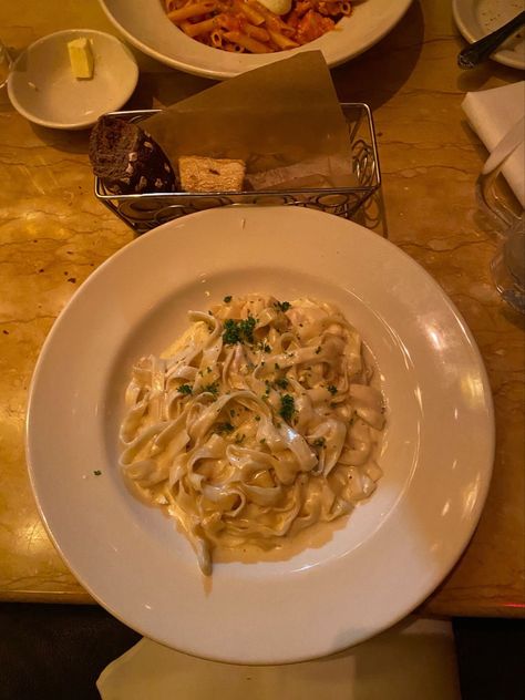 Delicious alfredo pasta from cheesecake factory 😋 Fettucini Alfredo Aesthetic, Alfredo Pasta Aesthetic, Cheesecake Factory Menu, Cheescake Factory, Cheesecake Factory Pasta, Cheese Cake Factory, Fettucini Alfredo, Desserts Drinks, The Cheesecake Factory